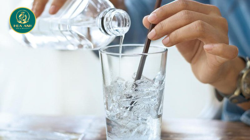 Nước đá làm giảm bọng mắt và mụn trứng cá